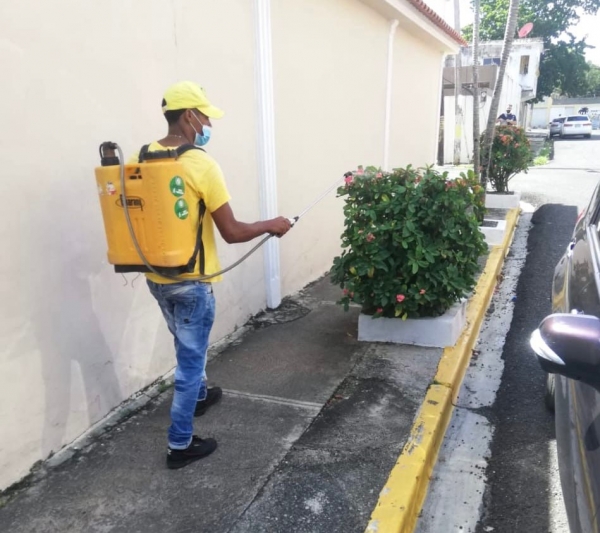 Brigadas de fumigadores de la DGDC intervienen sectores de la Provincia Santo Domingo.
