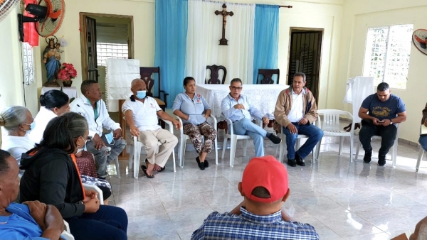 Comunitarios de Las Galanas en SFM solicitan al director Desarrollo de la Comunidad ampliación y terminación de acueducto.