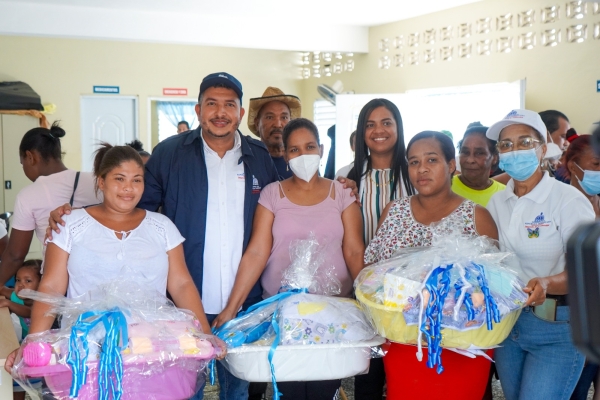 DGDC beneficia a cientos de familias con operativo de asistencia social en Neyba