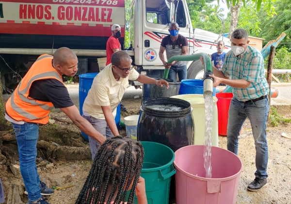 La DGDC organiza operativo de distribución de agua en comunidades de San Cristóbal.