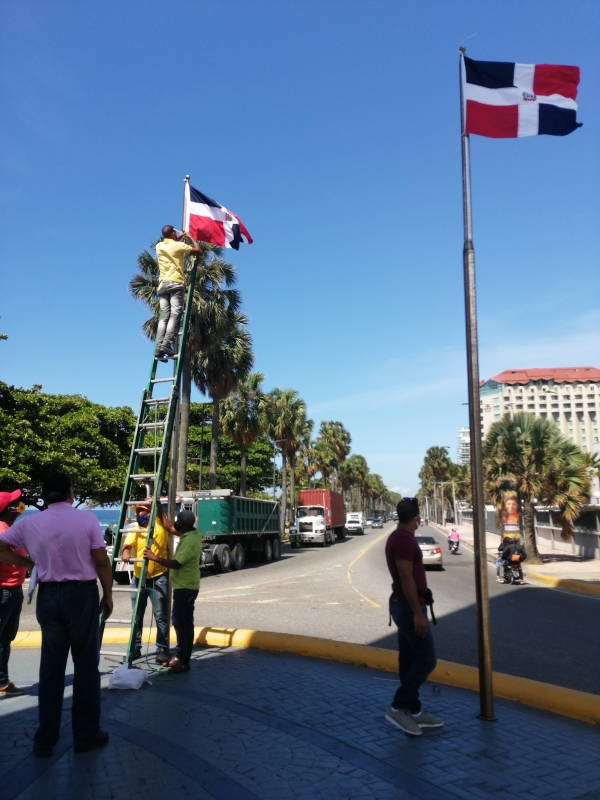 DGDC coloca nuevas banderas en el Obelisco Macho.