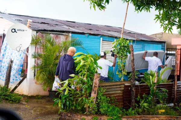 DGDC lleva jornada de asistencia a familias de Monte Plata, afectadas por la Tormenta Franklin