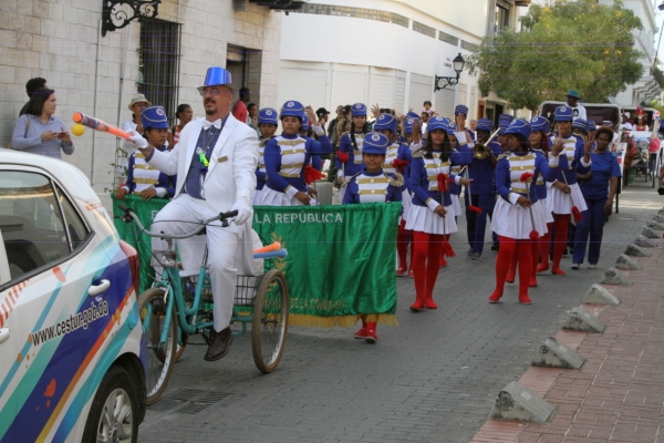 La DGDC y la Mesa Redonda Panamericana Zona Colonial realizan tradicional desfile de carnaval.