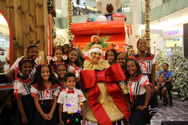 El Coro “Sonrisa de Los Girasoles” que patrocina la DGDC se presenta en El Arbol de Navidad de Agora Mall.