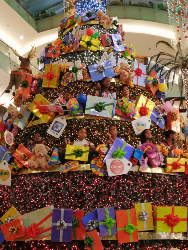 Cientos de niños y niñas en Ágora Mall disfrutan del Coro “Sonrisa de Los Girasoles” que patrocina la DGDC.