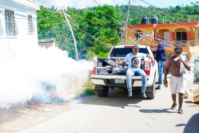 DGDC realiza amplia jornada de fumigación contra el dengue y un operativo médico en Samaná